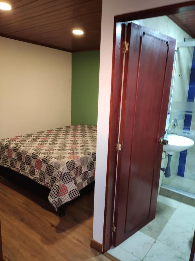 Acogedor Hostal Usaquen La Parada Del Tren Bogotá Eksteriør bilde